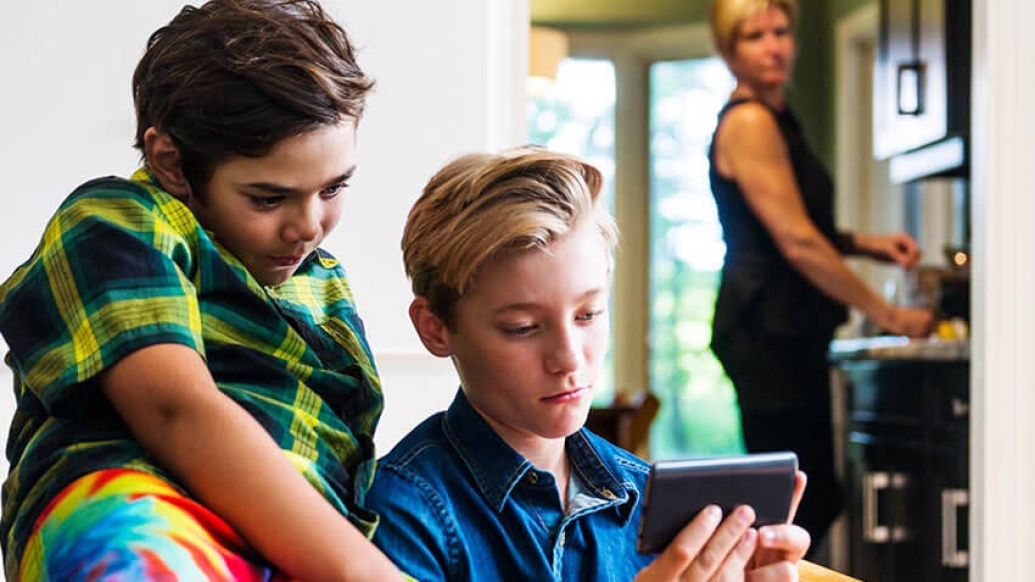 Parents Find Traditional Screen Time Rules Impractical and Overwhelming, Study Shows
